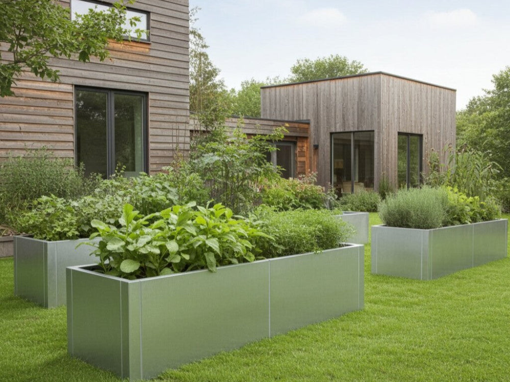 Galvaniserede højbed i stål med krydderurter i have ved moderne villa og terrasse