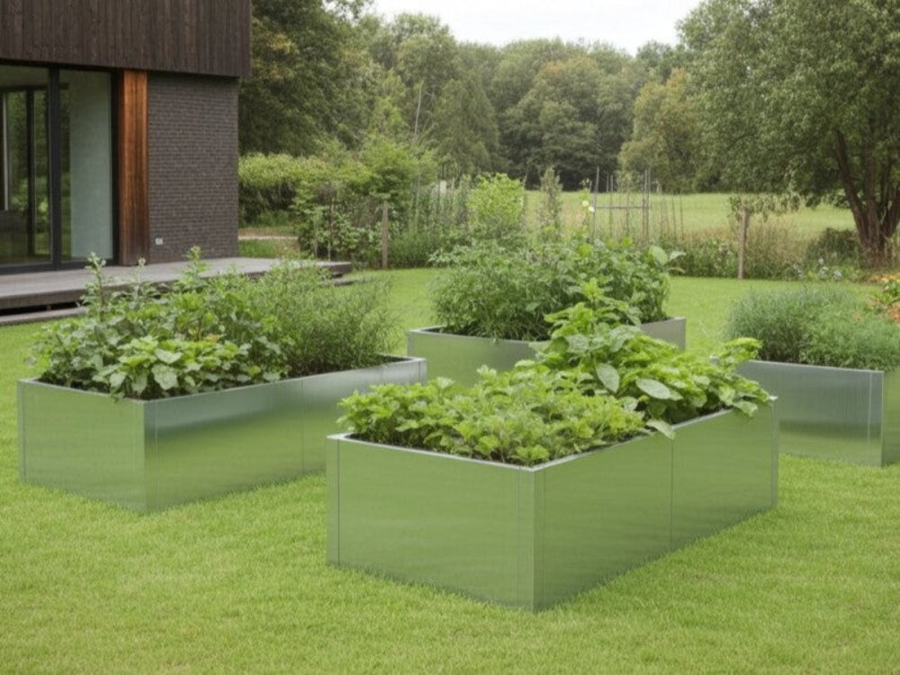 Højbed i galvaniseret stål med grøntsager og krydderurter i naturpræget have på græsplæne