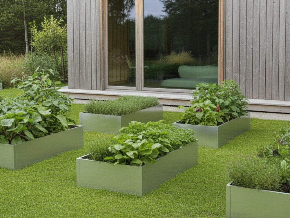 Flere galvaniserede højbed i stål med urter og grøntsager i moderne have foran træhus