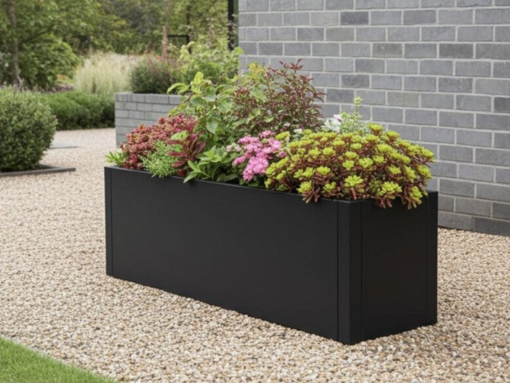 Lang sort plantekasse i stål med sukkulenter og grønne planter