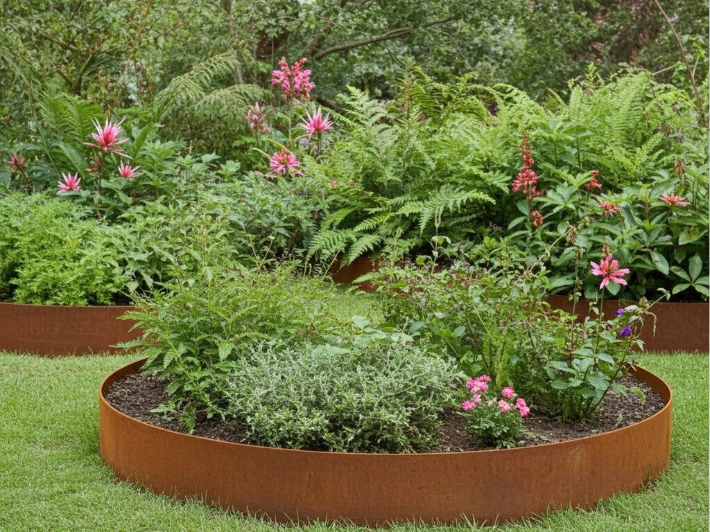 Rund bedring i cortenstål med blomster og stauder i frodig have