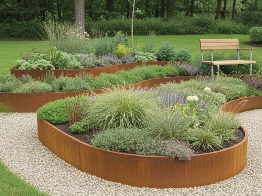 Buet støttemur i cortenstål med stauder og prydgræsser i have