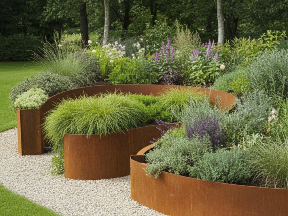 Endeplade til støttemur i cortenstål ved buet plantebed