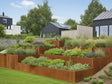 Terrasserede plantebede med støttemur i cortenstål i boligområde
