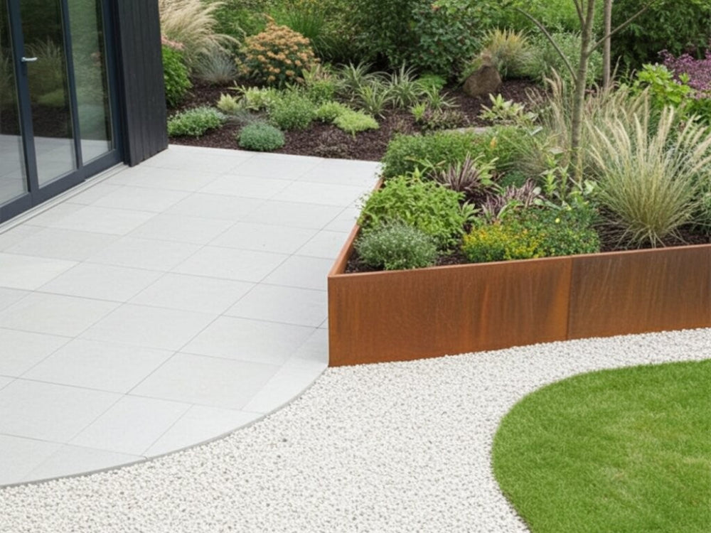 Støttemur i cortenstål til havebed langs terrasse i specialmål