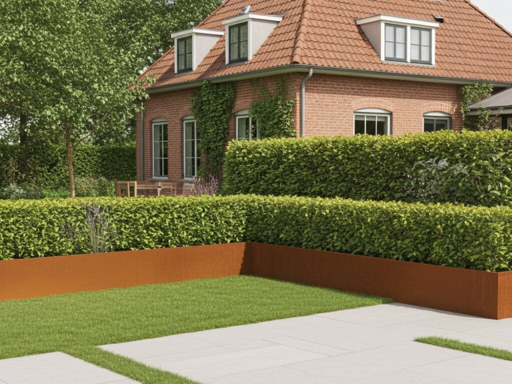 Støttemur i cortenstål omkring havebed ved hus og hæk