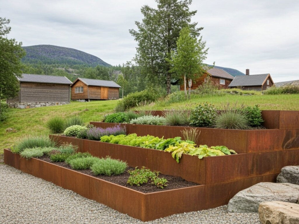 Støttemur i cortenstål i terrasseret havebed ved træhus