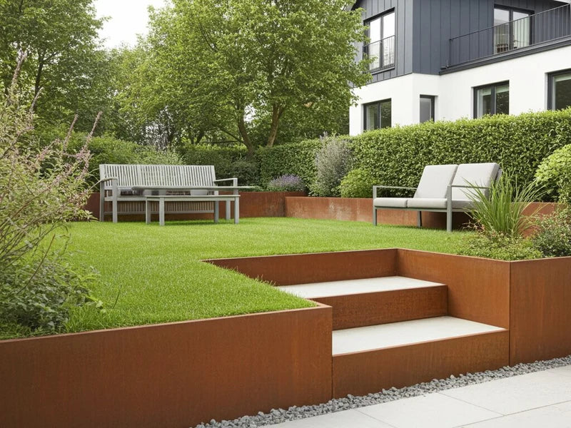 Støttemur i cortenstål med integreret trappe i terrasseret have