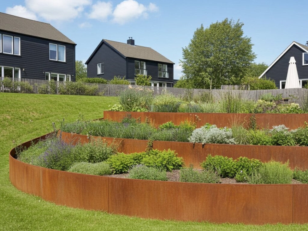 Terrasseret støttemur i cortenstål med stauder i villahave