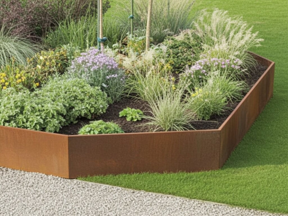 Udvendigt hjørne 45 grader til støttemur i cortenstål omkring havebed