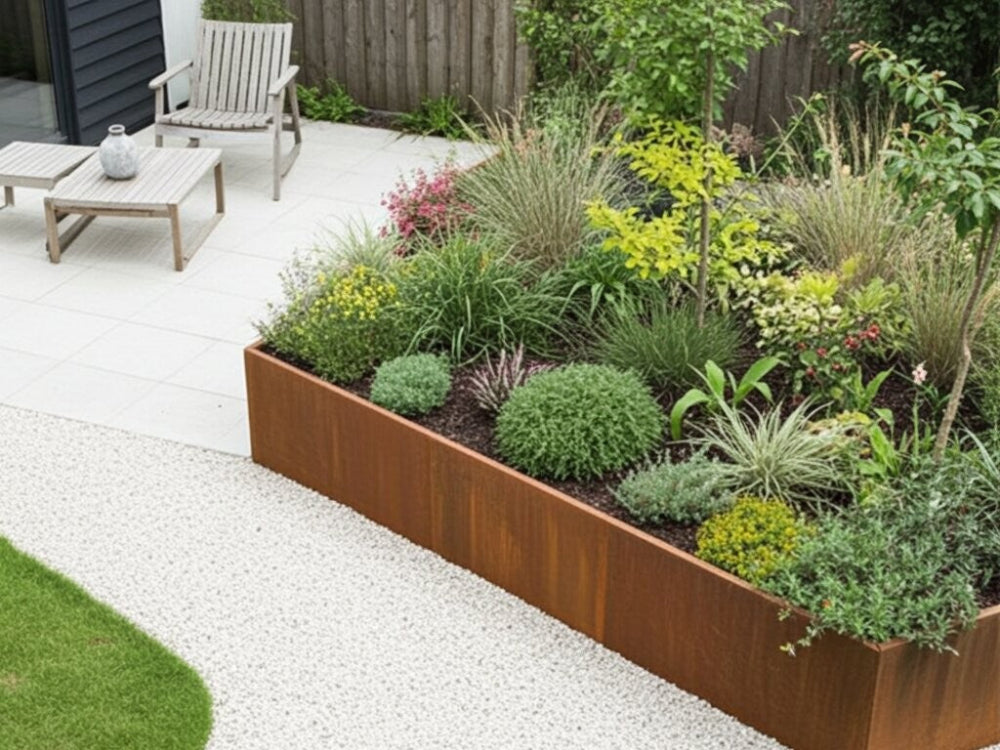 Udvendigt hjørne 45 grader til støttemur i cortenstål ved terrasse og plantebed