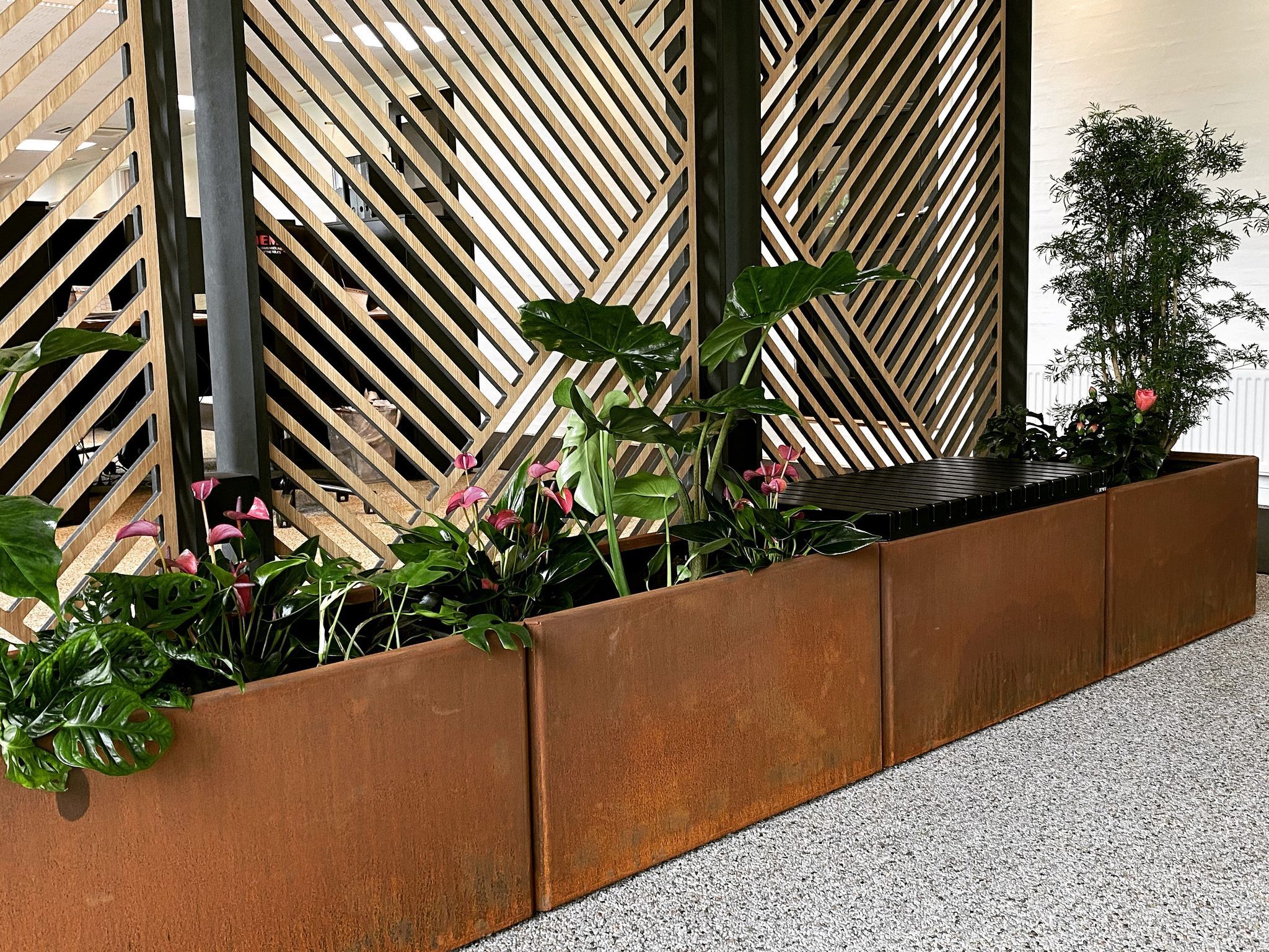 Cortenstål plantekasse EDGY med 2 x top 388 x 40 x 40 cm