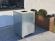 CUBY bålgrill i galvaniseret stål placeret ved bolig i udendørs miljø