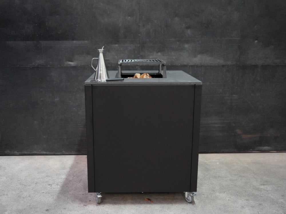 CUBY bålgrill i sortlakeret stål med grillrist og låg på mørk industriel baggrund