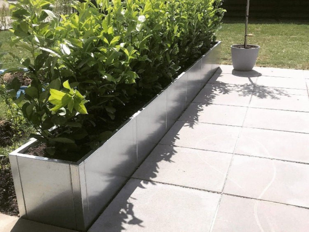 CUBY lav aflang plantekasse i galvaniseret stål anvendt som grøn afgrænsning på terrasse