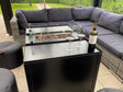 Glasafskærmning til loungebord med ild