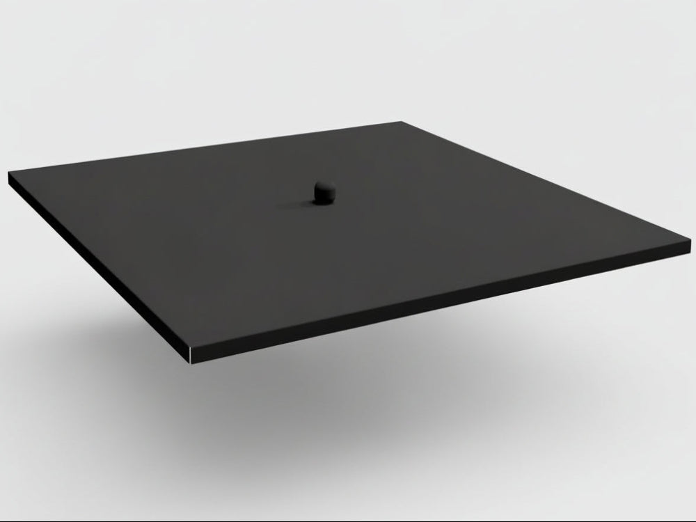 Låg i sortlakeret stål med enkelt og minimalistisk design