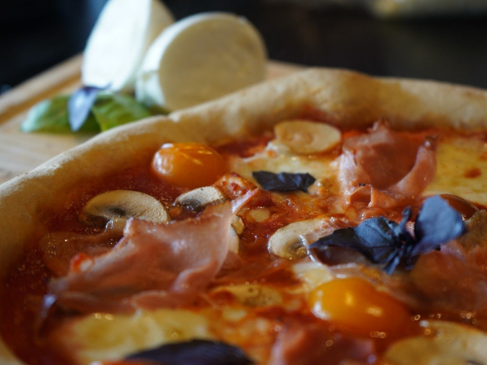 Hjemmelavet pizza med sprød bund bagt ved høj varme